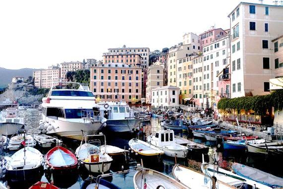 Bến thuyền tại Camogly, miền Nam Italy vắng khách do Covid-19