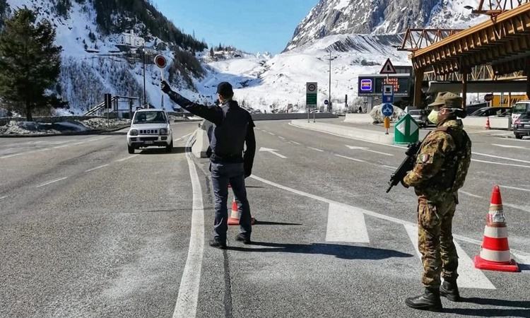 Cảnh sát biên giới tiến hành kiểm tra phương tiện tại đường hầm Mont Blanc ở Courmayeur, Italy, ngày 17/3. Ảnh: Reuters.
