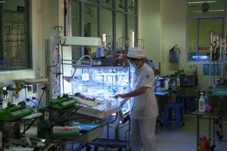 Cháu bé sơ sinh suýt bị chôn sống đang bình phục