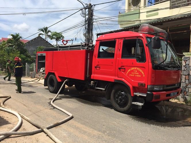 Lực lượng chữa cháy đang nỗ lực dập tắt đám cháy /// Đức Huy