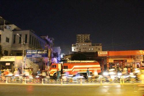 Khu vực xảy ra cháy gần cây xăng khiến người dân vô cùng hoang mang - Ảnh: Đức Tiến