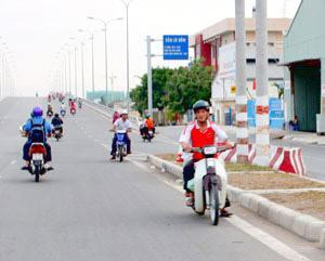 Chạy ngược chiều tại đường lên cầu Lò Gốm