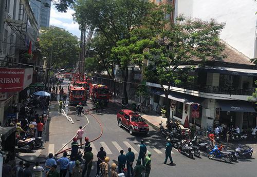 Đường Ngô Đức Kế bị phong toả để chữa cháy. Ảnh: Sơn Hoà.