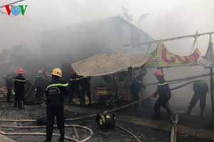 Cháy quán ăn, lửa lan sang kho phế liệu