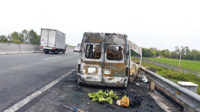 Xe khách lại cháy rụi trên đường cao tốc