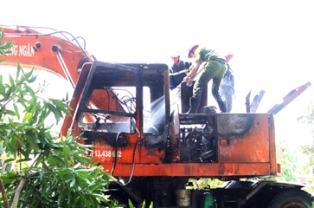 Cháy xe cẩu tại công trường
