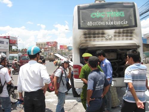 Cháy xe khách, phóng viên tác nghiệp bị hành hung