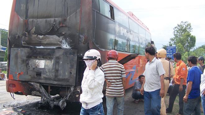 Cháy xe khách trên đường Hồ Chí Minh