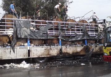 Cháy xe tải chở giấy trên Quốc lộ 1A