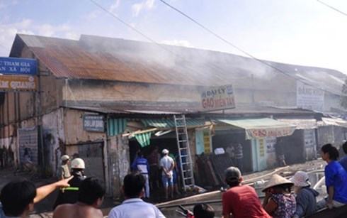 Cháy nhiều ki-ốt ở quận 8, TP.HCM