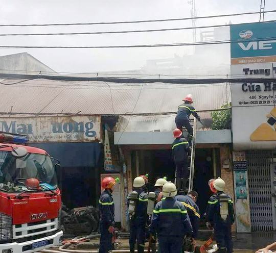 Cháy nhà, cả khu phố náo loạn