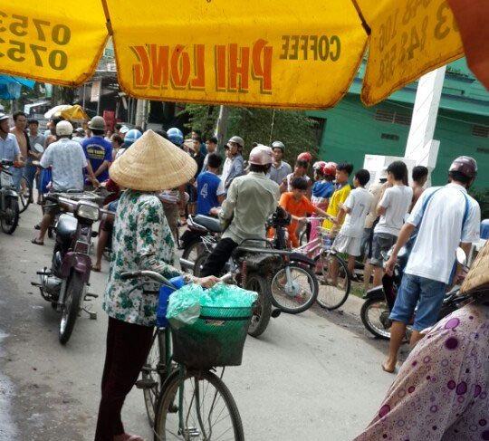 Người dân bàng hoàng vây quanh hiện trường vụ án mạng do va quẹt xe khiến anh Phường chết tại hiện trường - Ảnh: CTV