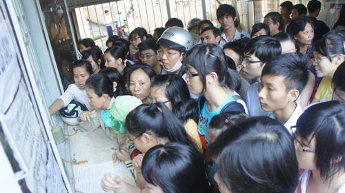 Chen chân đăng ký luyện thi