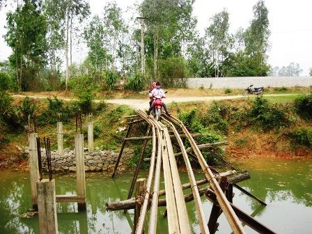 Chênh vênh qua cầu tìm chữ