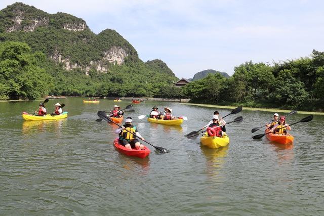 Chèo thuyền kayak khám phá di sản thế giới Tràng An