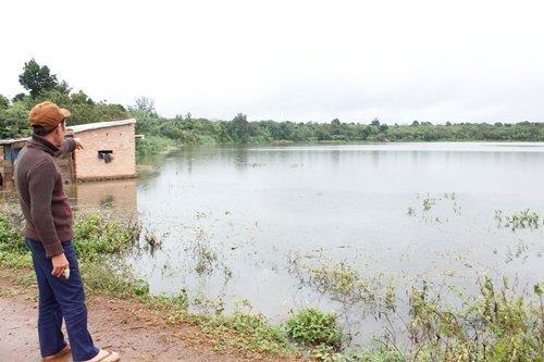 Chèo thuyền ra hồ chơi, 4 học sinh chết đuối