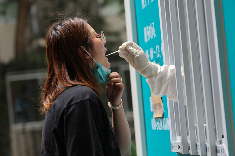 Chi 26 tỉ USD mua gần 11 tỉ xét nghiệm Covid-19 chỉ trong 2 tháng ở Trung Quốc - ảnh 1