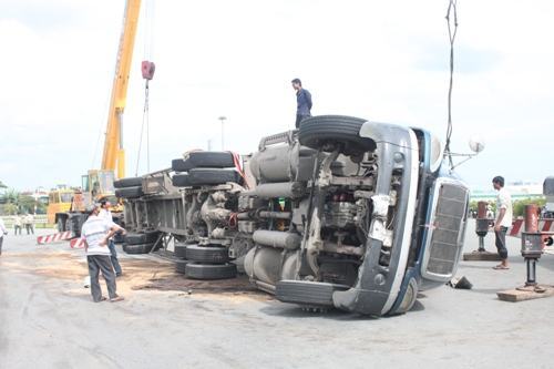 Chỉ 30 phút, 2 xe container gây nạn