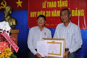 Chi bộ Báo Giáo dục TP: Thêm một đồng chí nhận Huy hiệu 30 năm tuổi Đảng