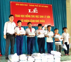 Chia khó cùng học trò nghèo biển đảo