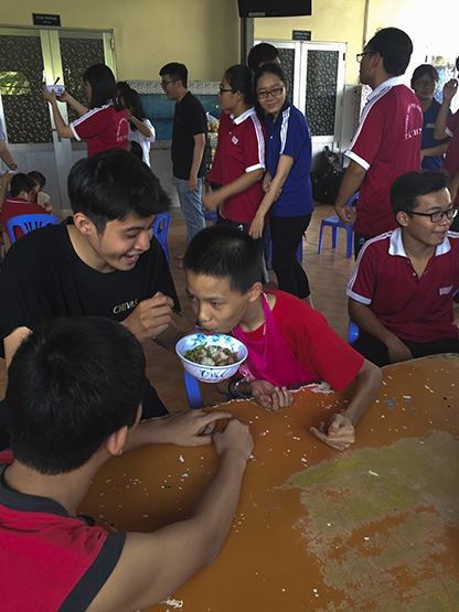 Đoàn viên đến với trẻ em bất hạnh