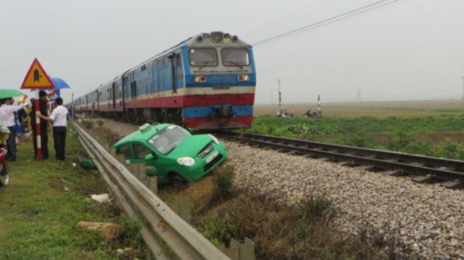Taxi kẹt ở đường ray bị tàu đâm văng chục mét