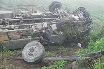 Chiếc xe tải lật ngửa dưới hố sâu