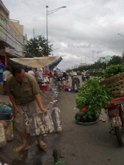 Chiếm lòng đường để làm chợ