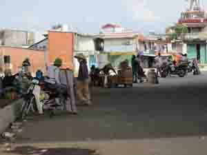 Chiếm lòng đường làm nơi buôn bán