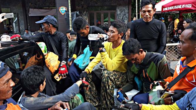 Lực lượng cứu hộ tham gia chiến dịch giải cứu /// Ảnh: Minh Quang