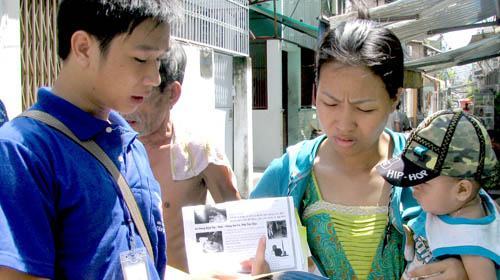 Chiến sĩ Mùa hè xanh phòng chống bệnh tay chân miệng