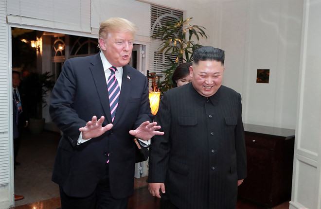 Tổng thống Trump và Chủ tịch Kim Jong-un tại cuộc gặp tối 27.2 ở Hà Nội /// AFP