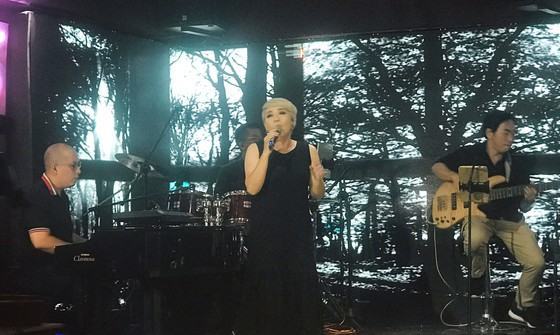 Chìm nổi ca sĩ phòng trà