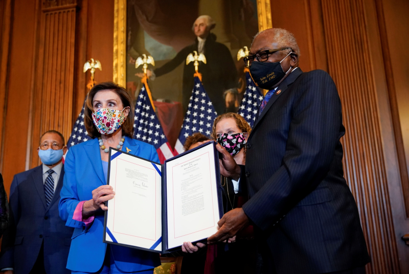 Chủ tịch Hạ viện Mỹ Nancy Pelosi và hạ nghị sĩ James Clyburn cùng nghị quyết giúp chính phủ tiếp tục hoạt động /// Reuters