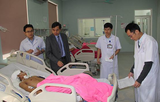 Tay trẻ biến dạng do bó thuốc nam