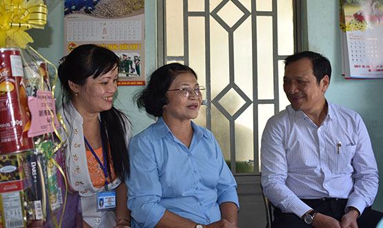 Thăm và tặng quà các gia đình chính sách