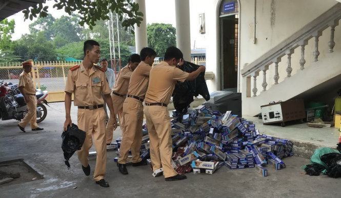 Chở 8.300 gói thuốc lá lậu, dùng gậy gỗ chống trả cảnh sát  