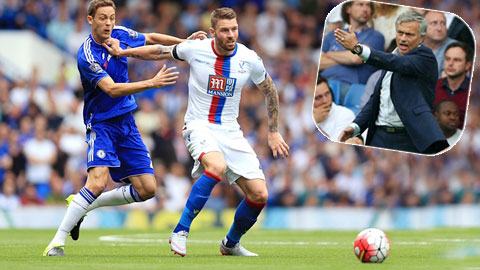 HLV Mourinho rất thất vọng khi Matic (trái) sa sút phong độ