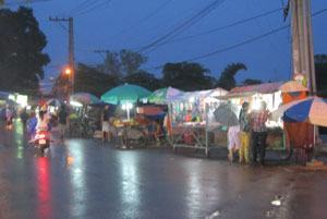 Chợ đêm lấn chiếm lòng lề đường