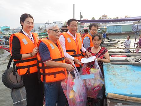 Cần Thơ: Lãnh đạo TP tặng quà tết cho tiểu thương Chợ nổi Cái Răng