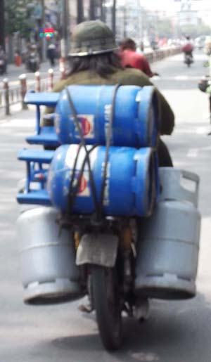 Chở  “thần chết” trên phố