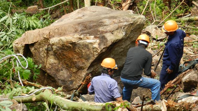 Cho thông xe tạm lên núi Cấm