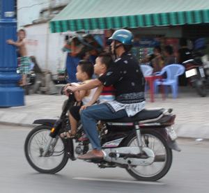 Chở trẻ em phải đội mũ bảo hiểm