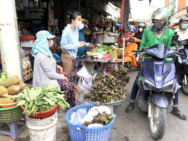 Chợ truyền thống nhộn nhịp đơn hàng online mùa dịch