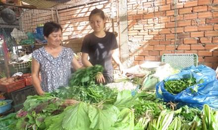 Bà Kính trò chuyện với người kinh doanh.