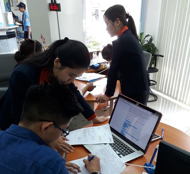 Choáng váng với thủ thuật thu phí của ngân hàng - Ảnh 1. Choáng váng với thủ thuật thu phí của ngân hàng - Ảnh 1.