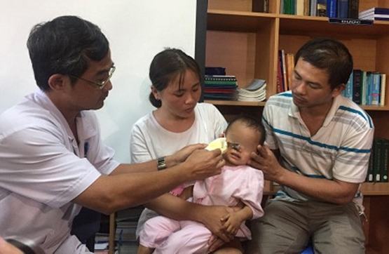 Cấp cứu cho 2 bé trai bị chó cắn