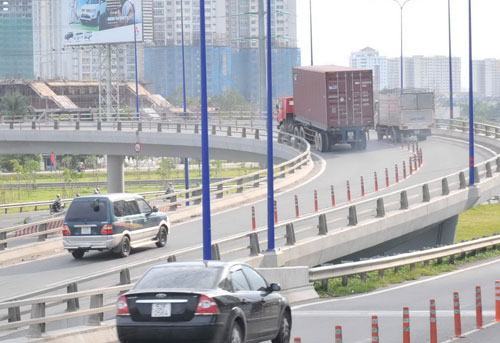 Chống lật xe trên cầu vượt Cát Lái