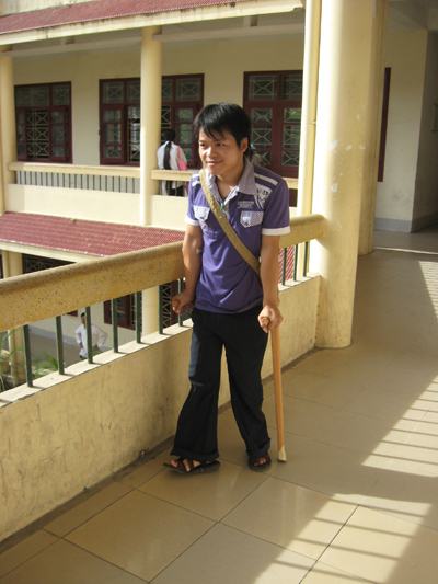 Chống nạng đến trường thi