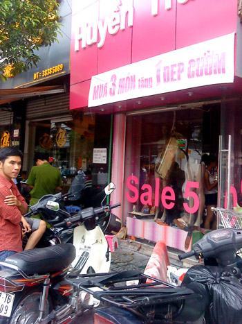 Chồng tưới xăng đốt shop thời trang của vợ